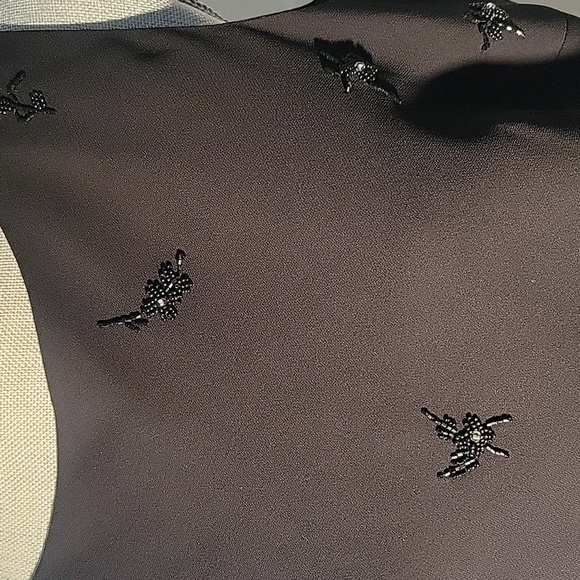 Evan Picone Black Sleevless Dress Top With Beaded Flowers, Size: 16 - Picture 2 of 11